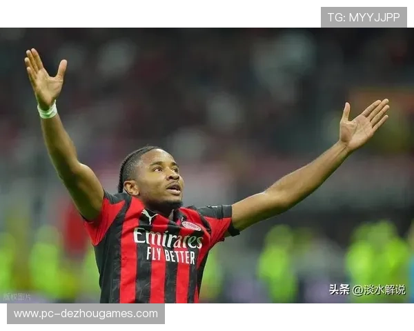 恩昆库点球破门后与普利西奇拥抱，展示锋线默契配合